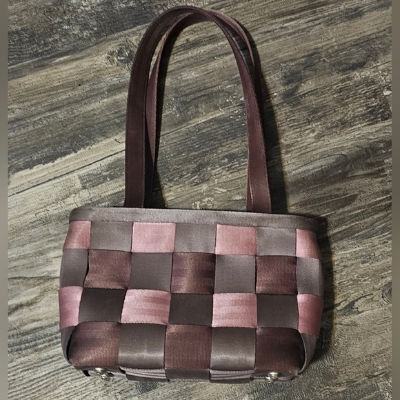 HARVEYS Limited Edition Seatbelt Bag - Picture 2 of 15